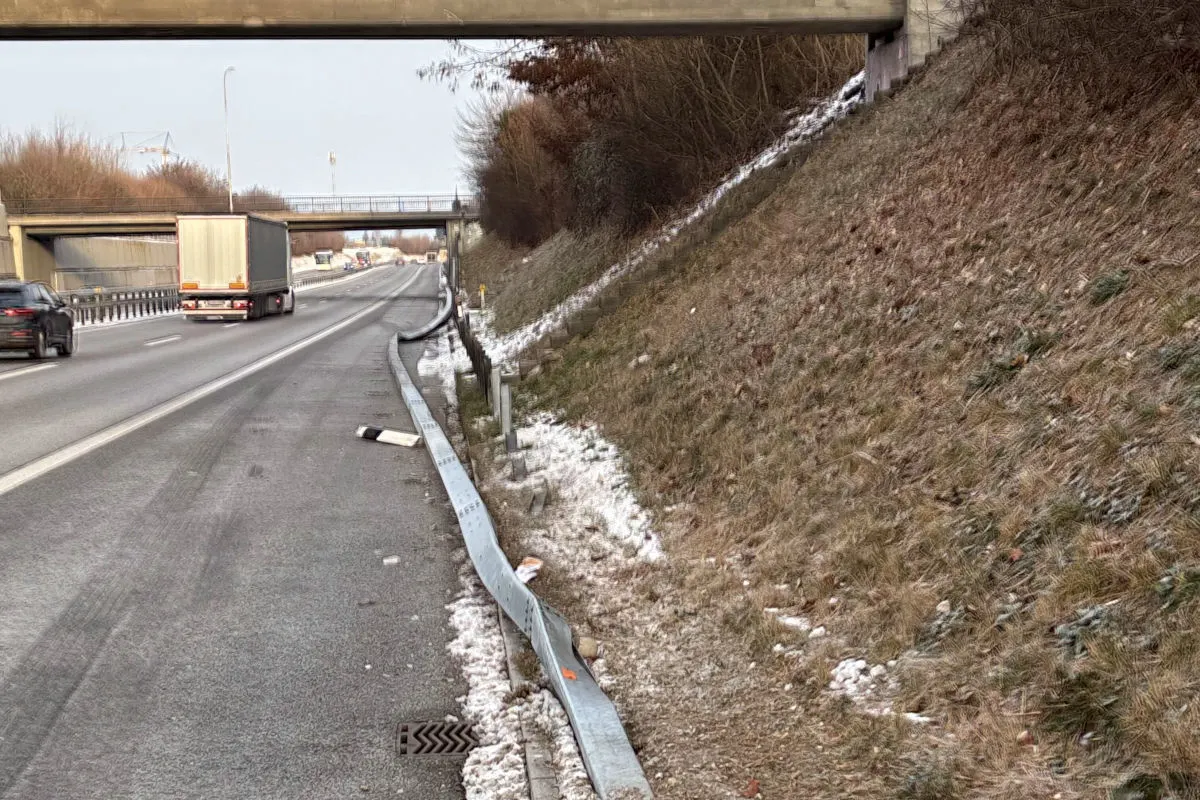 Brittnau AG – Lastwagen beschädigt Leitplanke auf A2
