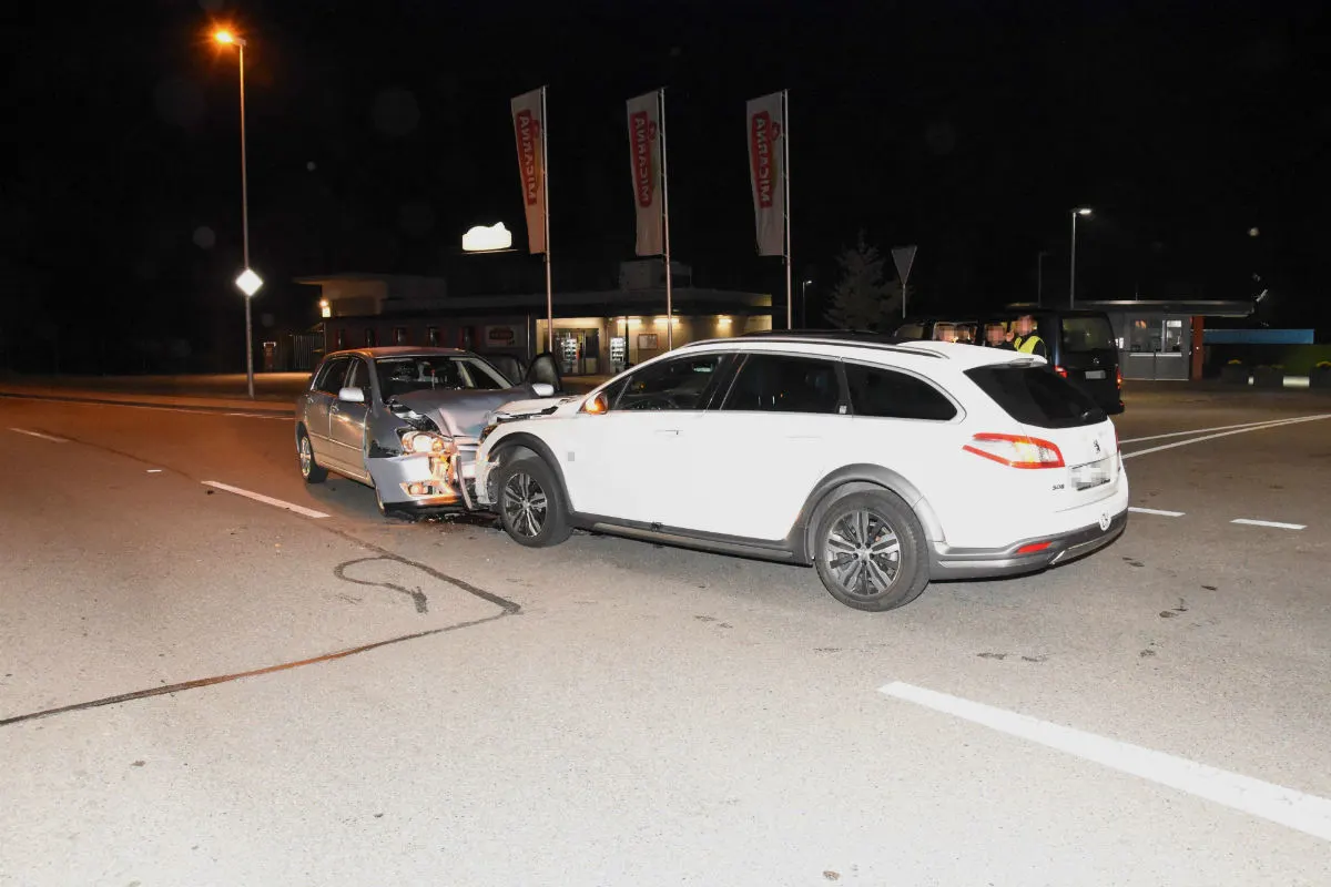 Bazenheid SG - Zwei Verletzte bei Frontalkollision