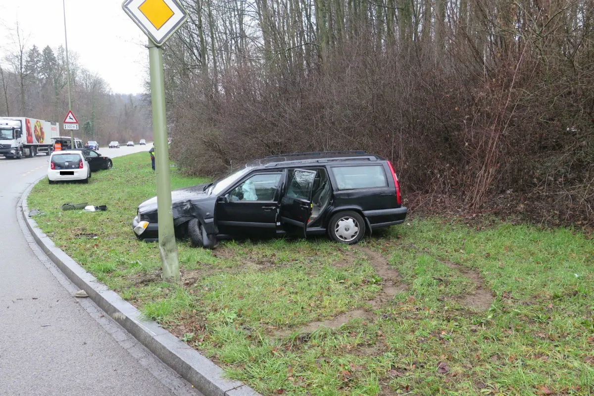 Bottmingen BL - Autofahrer prallt gegen Kandelaber