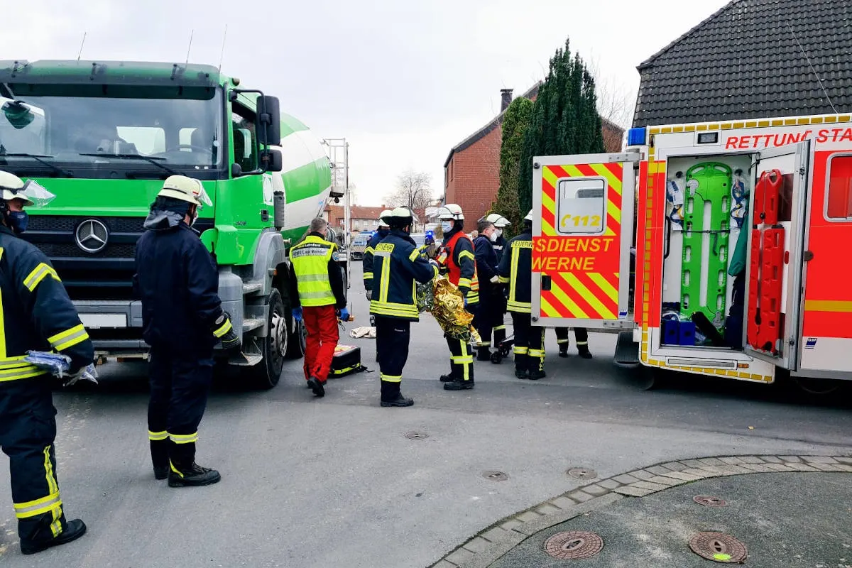 Schwerer Unfall in Werne – Person von LKW überfahren, Person liegt noch unter dem LKW