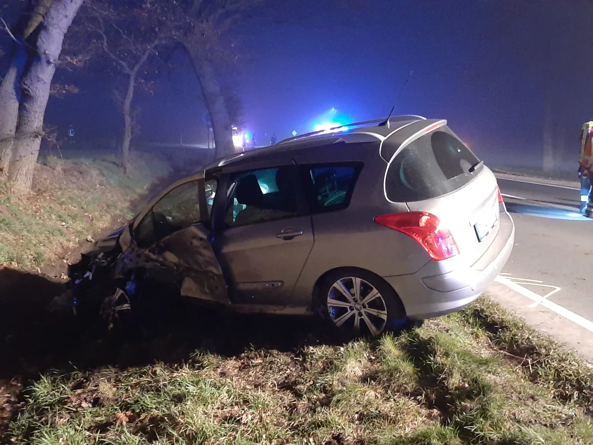 Hassendorf-Jeerhof: Unfall bei Nebel – Drei Menschen verletzt