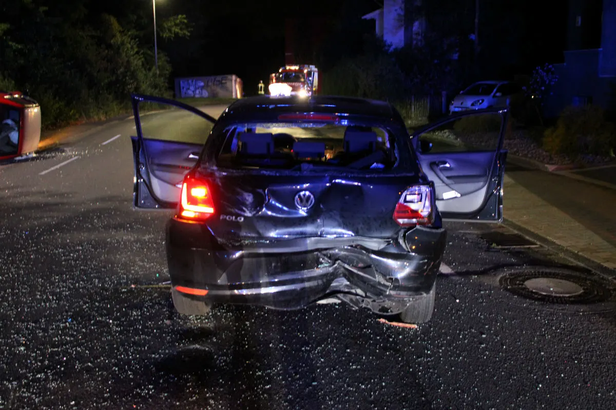 Hamm - Schwerer Unfall - Unfallverursacher rennt mit Frau und Kind davon!
