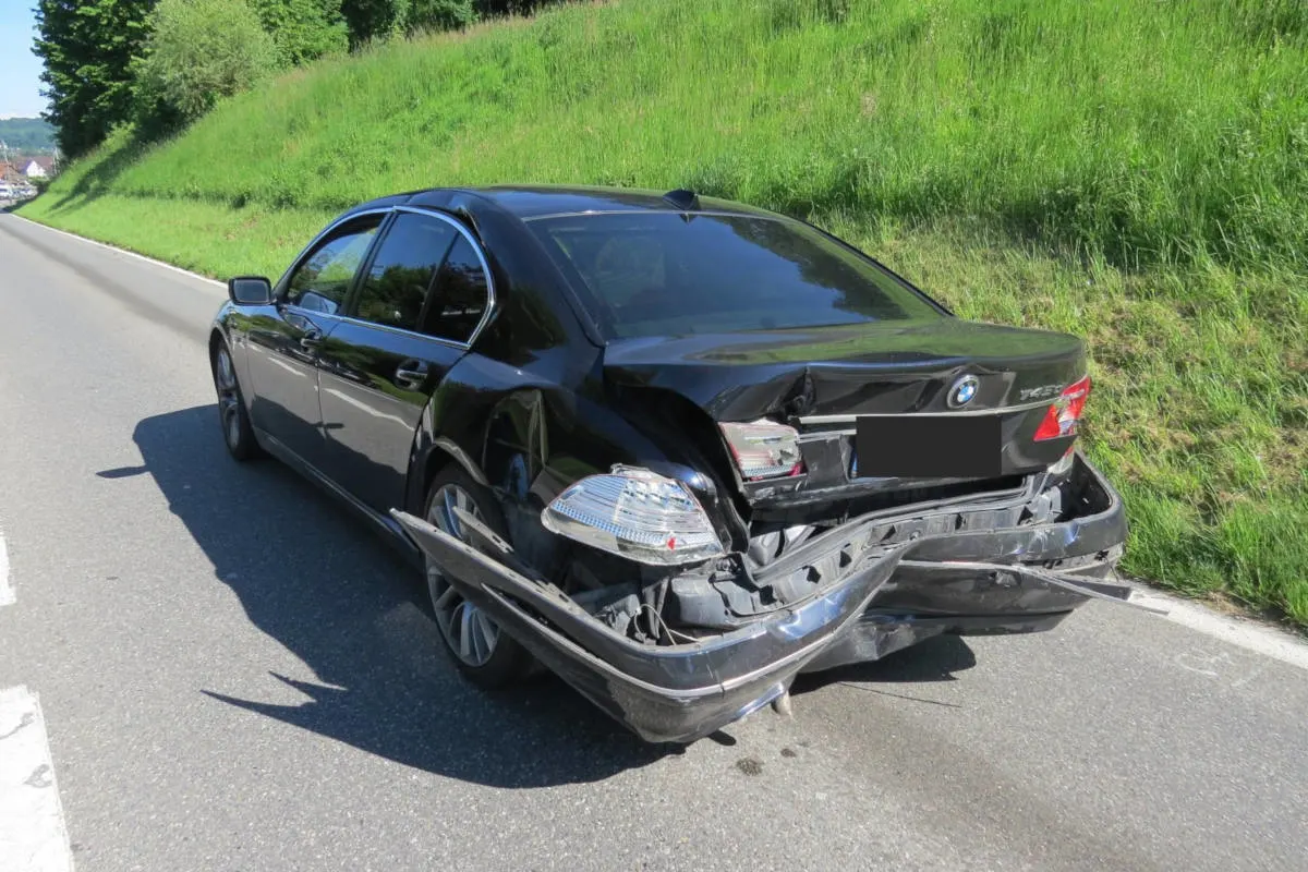 Hendschiken AG - Verletzter bei Kollision zwischen Renault und BMW