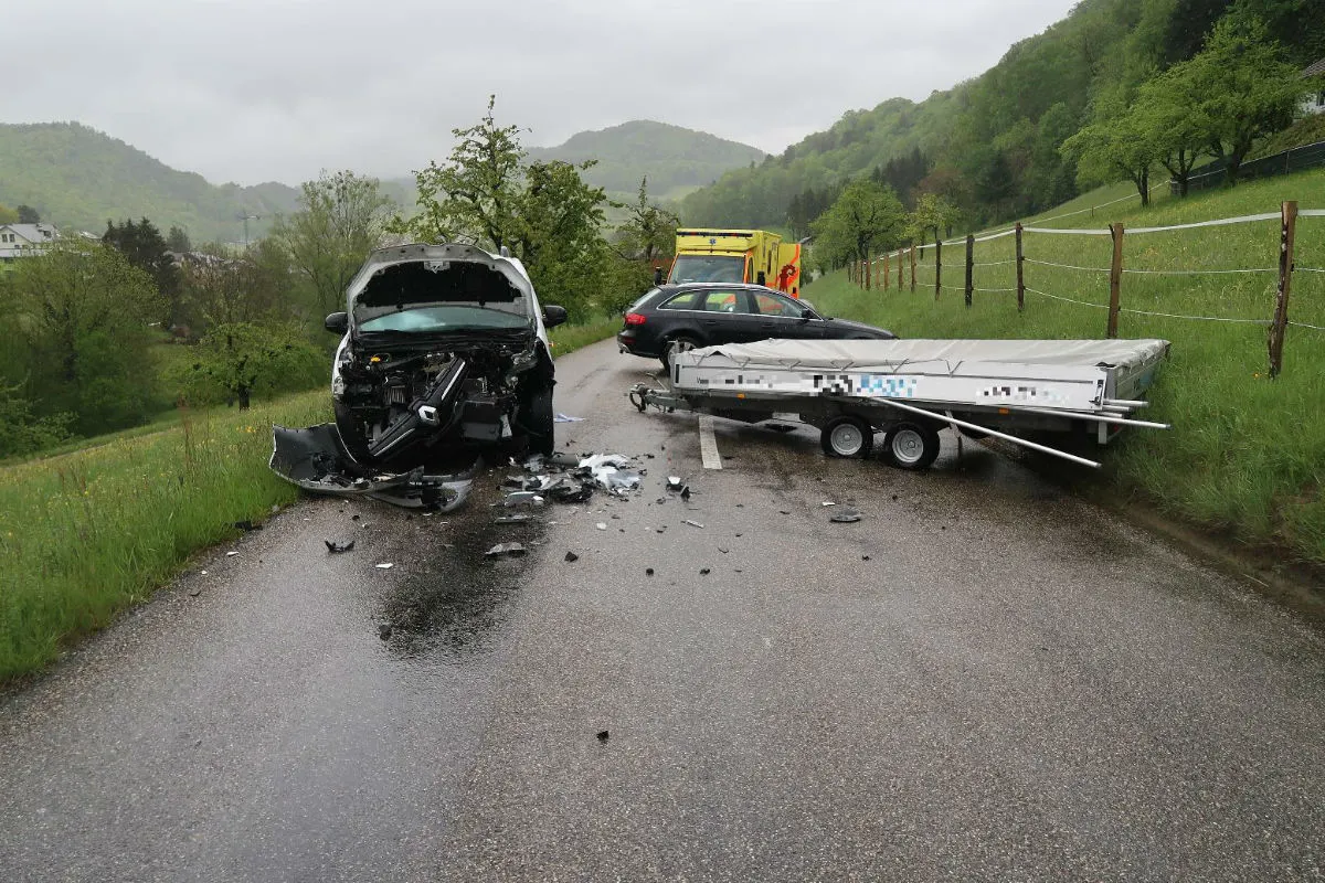 Reigoldswil BL - Anhänger kollidiert mit Auto