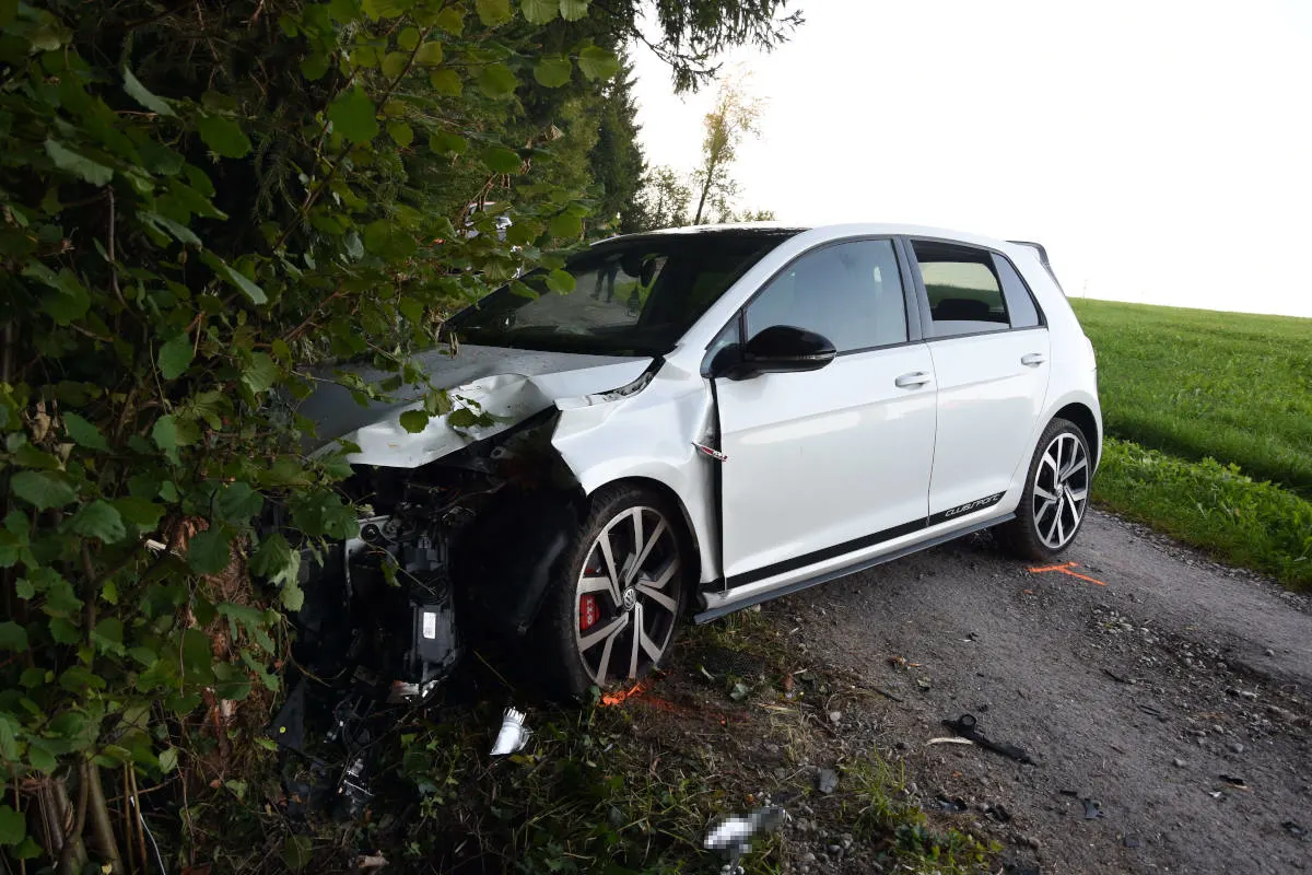 Gossau SG – Strolchenfahrt mit Auto endet im Baum