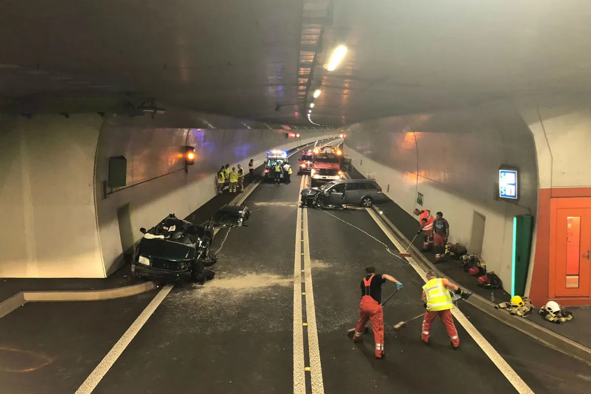Roveredo GR - Horrorunfall im Tunnel mit einer eingeklemmten Frau!