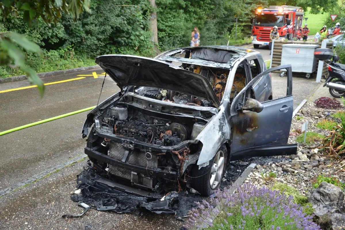 Ittigen BL - Auto gerät während der fahrt in Brand