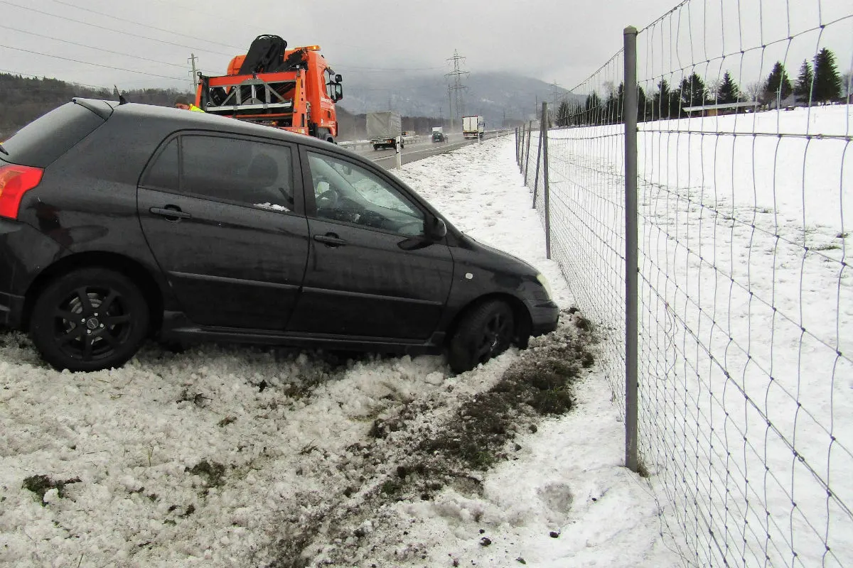A3/Benken SG - Auto schleudert gegen Böschung