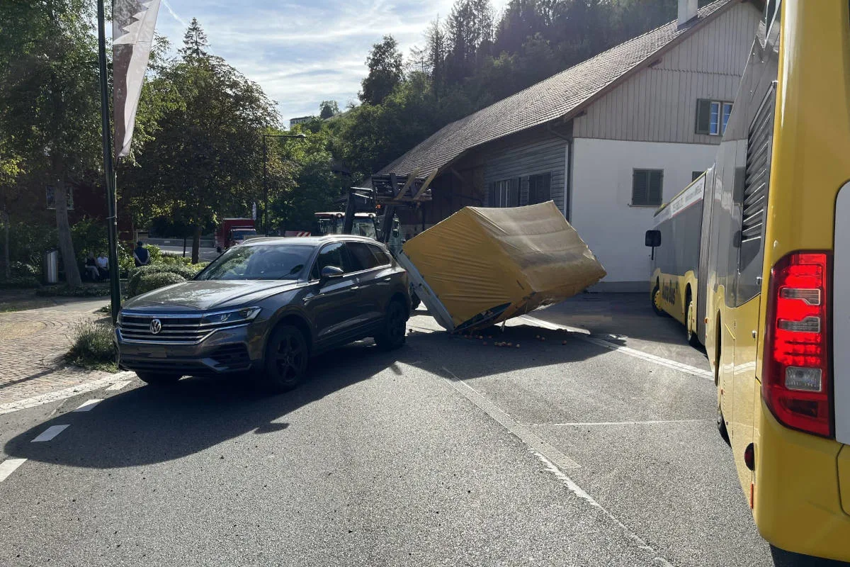 Bubendorf BL – Sachentransportanhänger kippt auf die Seite