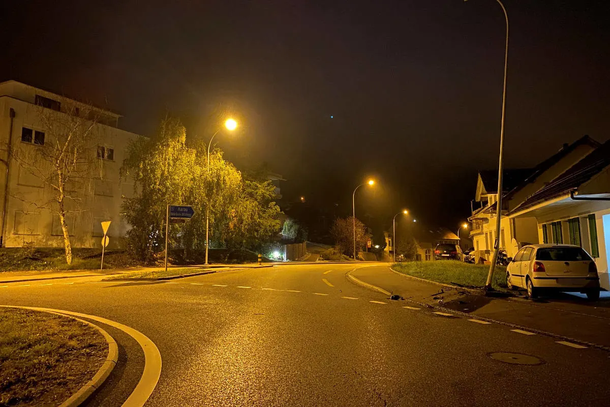 Holderbank AG – BMW prallt gegen Strassenlampe