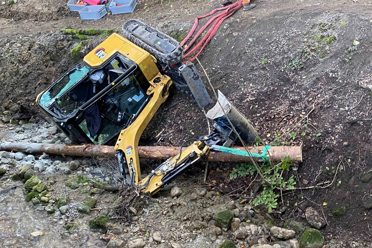 Baar ZG – Bagger landet nach Unfall im Bach