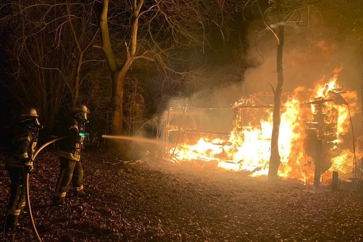 Bad Honnef – Holzhütte und Wohnwagen niedergebrannt