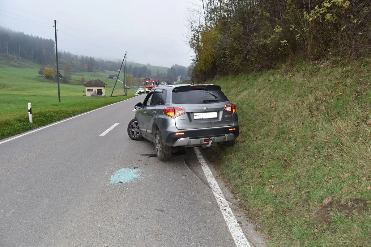 Hundwil AR – Auto kippt seitlich bei Unfall 