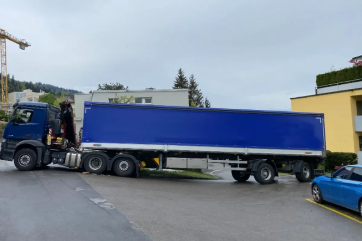 Zug - Sattelmotorfahrzeug in einer Wiese stecken geblieben 