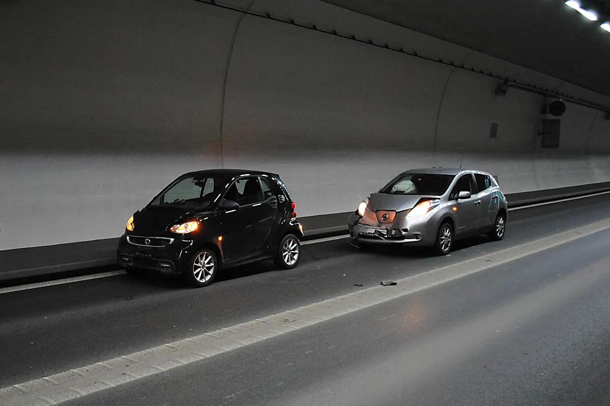Heftiger Crash im Tunnel in Neuhausen am Rheinfall SH - Zwei Verletzte nach Unfall zwischen drei Autos!