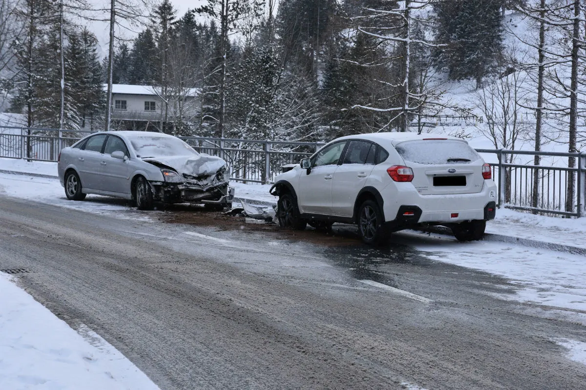 Triesen FL - Frontalkollision auf schneebdedeckter Fahrbahn im Steg