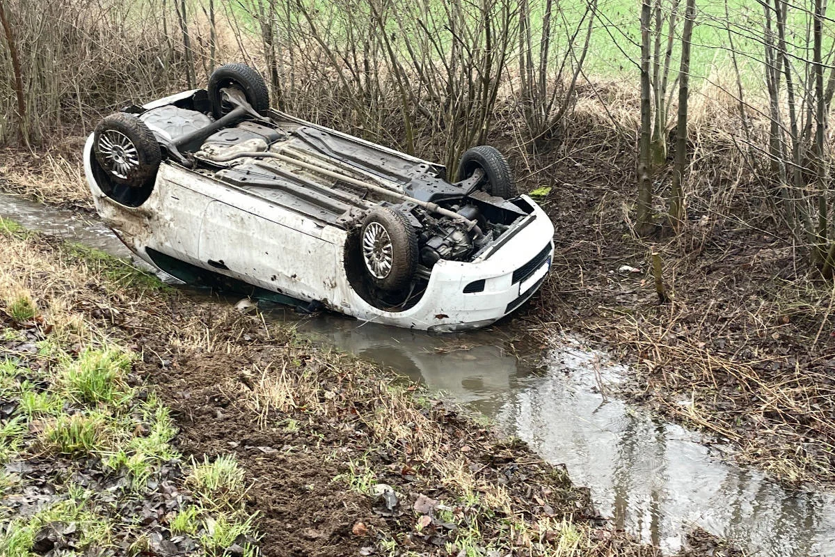 Bückeburg  – Pkw überschlägt sich und landet im Straßengraben
