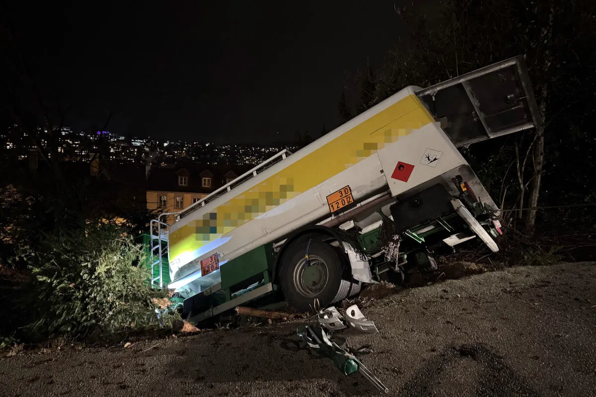 St.Gallen – Ungenügend gesicherter Lastwagen rollt in Böschung
