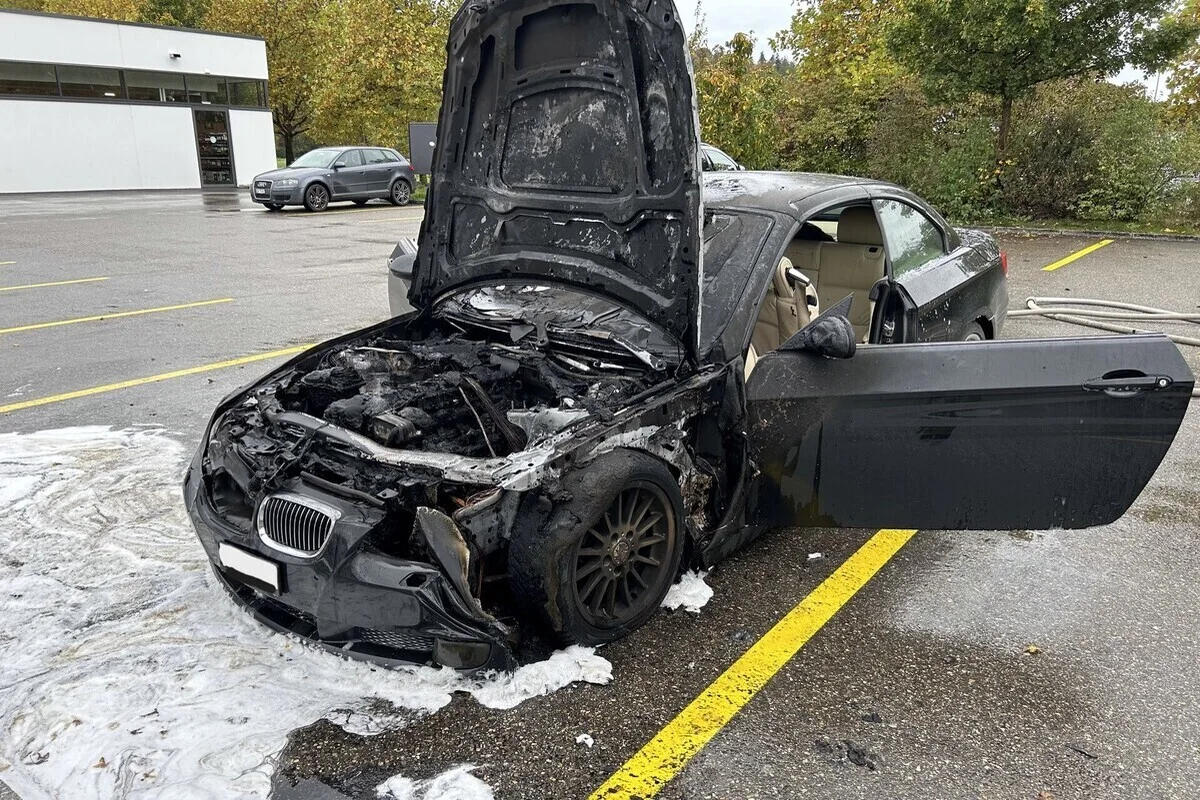 Stadt Schaffhausen – Rauchbildung während der Fahrt - Auto brennt ab