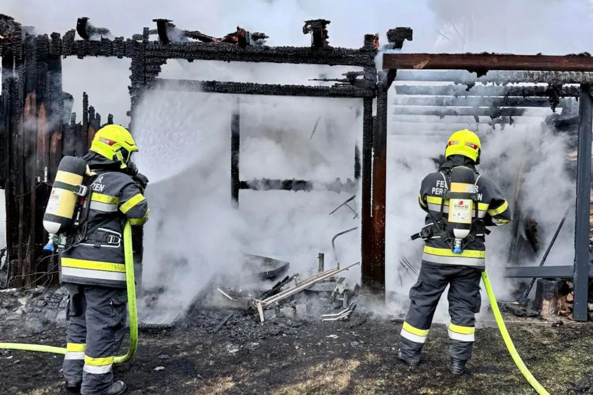 Wasserhofen K – Gartenhütte in Brand 