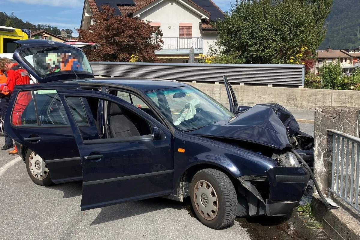 Niederurnen GL - Heftige Kollision auf der Hauptstrasse