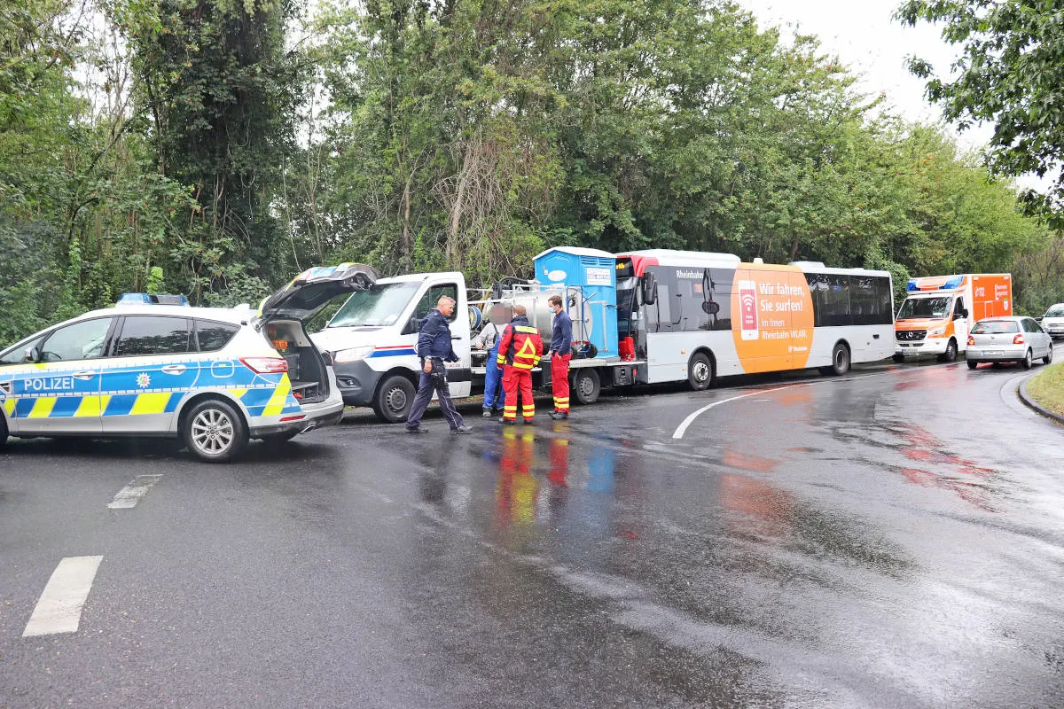 Langenfeld – Hoher Sachschaden bei Busunfall