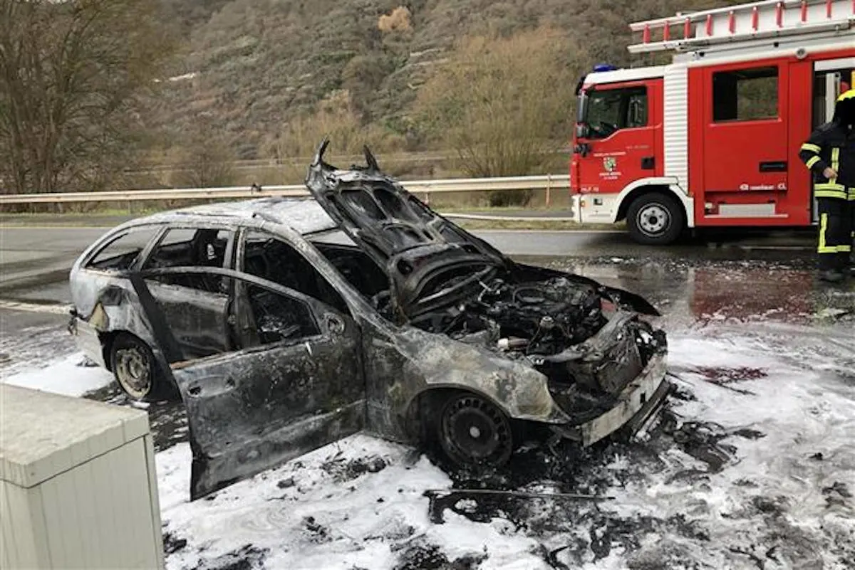 B49 Burgen – Vollsperrung nach Brand eines Autos