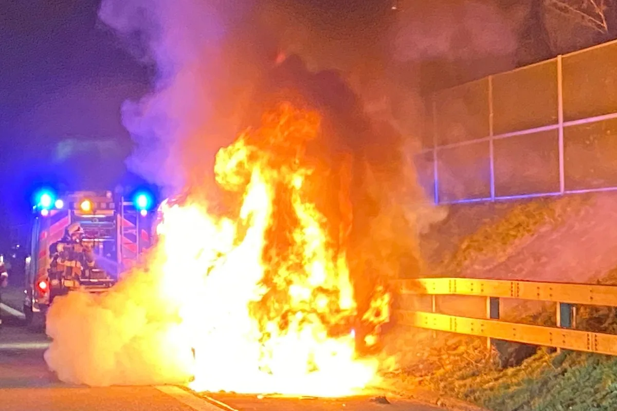 Totalschaden in Wängi TG - Auto brennt auf Autobahn komplett aus