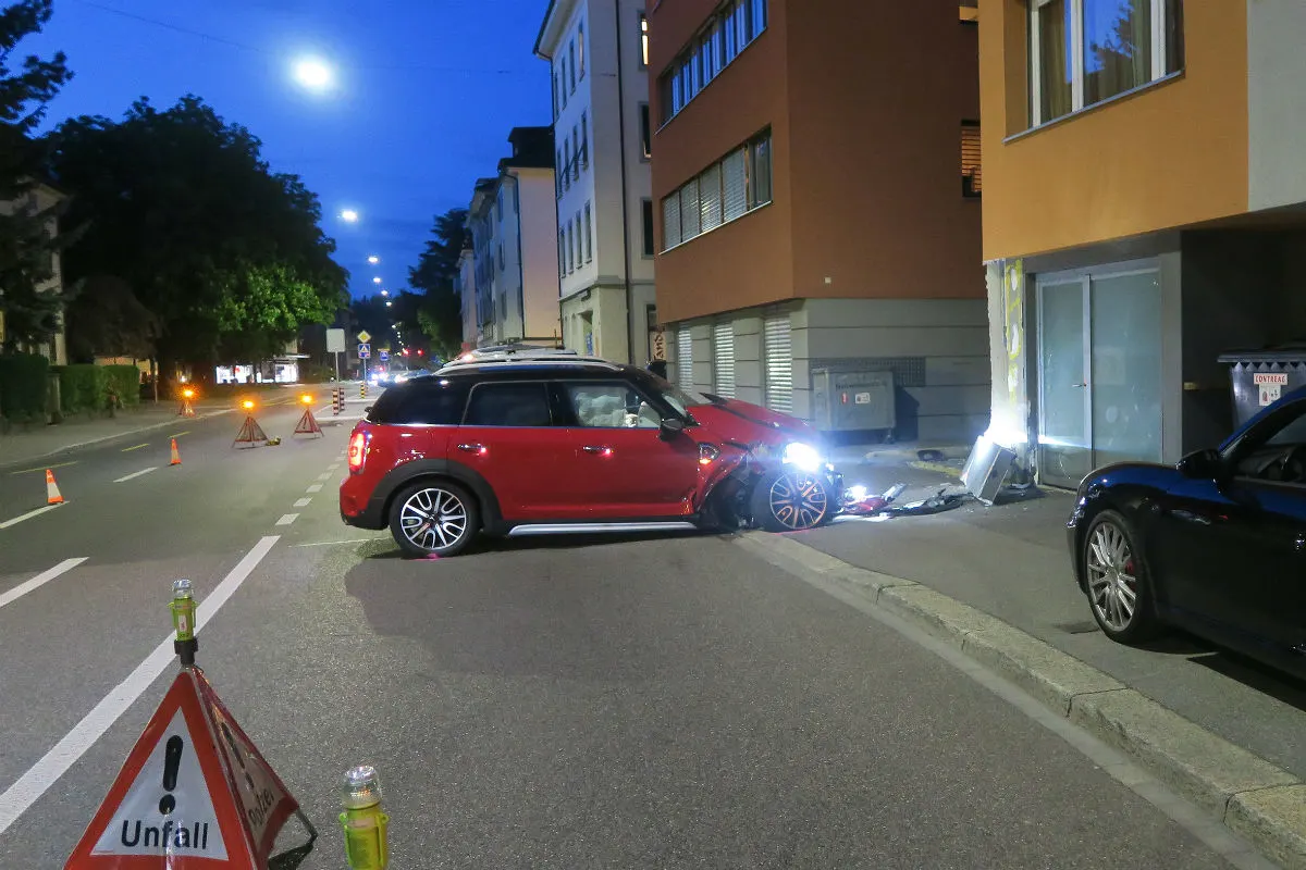 Winterthur ZH - Auto fährt in Hausmauer