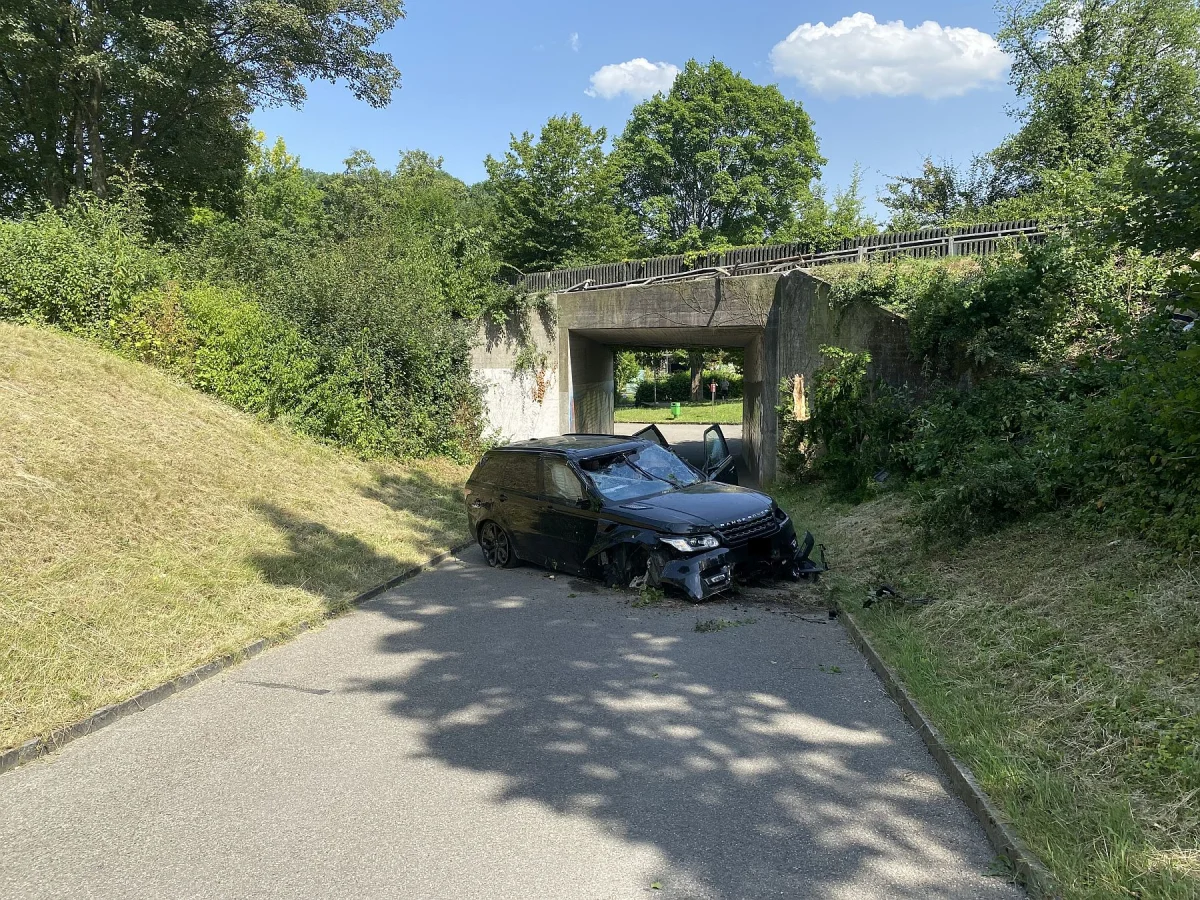 Selbstunfall in Münchenstein BL - SUV überschlägt sich und erleidet Totalschaden