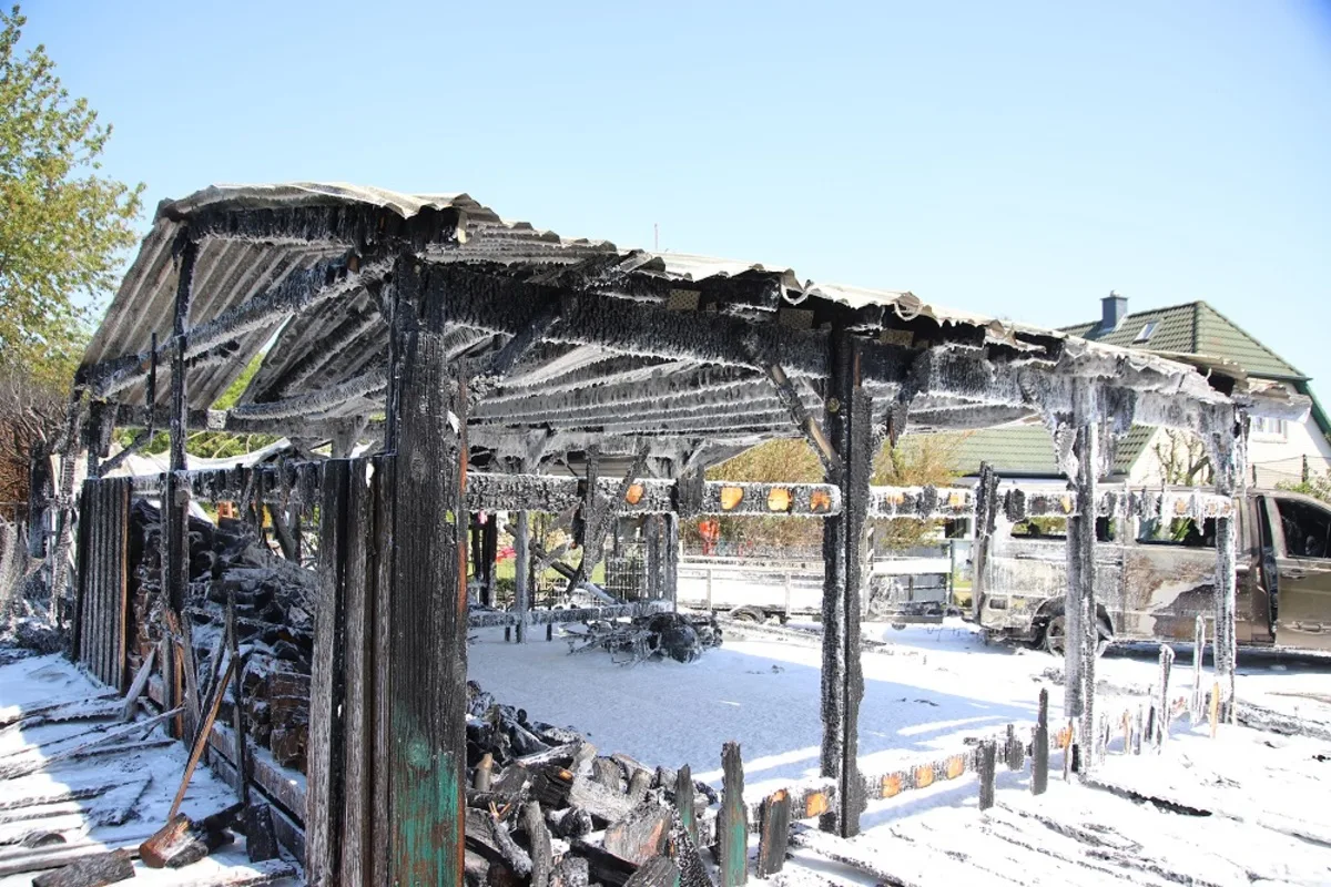 Doppelcarport brennt in Tensfeld