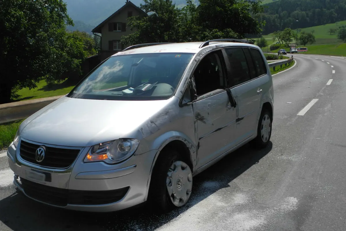 Goldau SZ - Autolenker bei Selbstkollision leicht verletzt – Zeugenaufruf