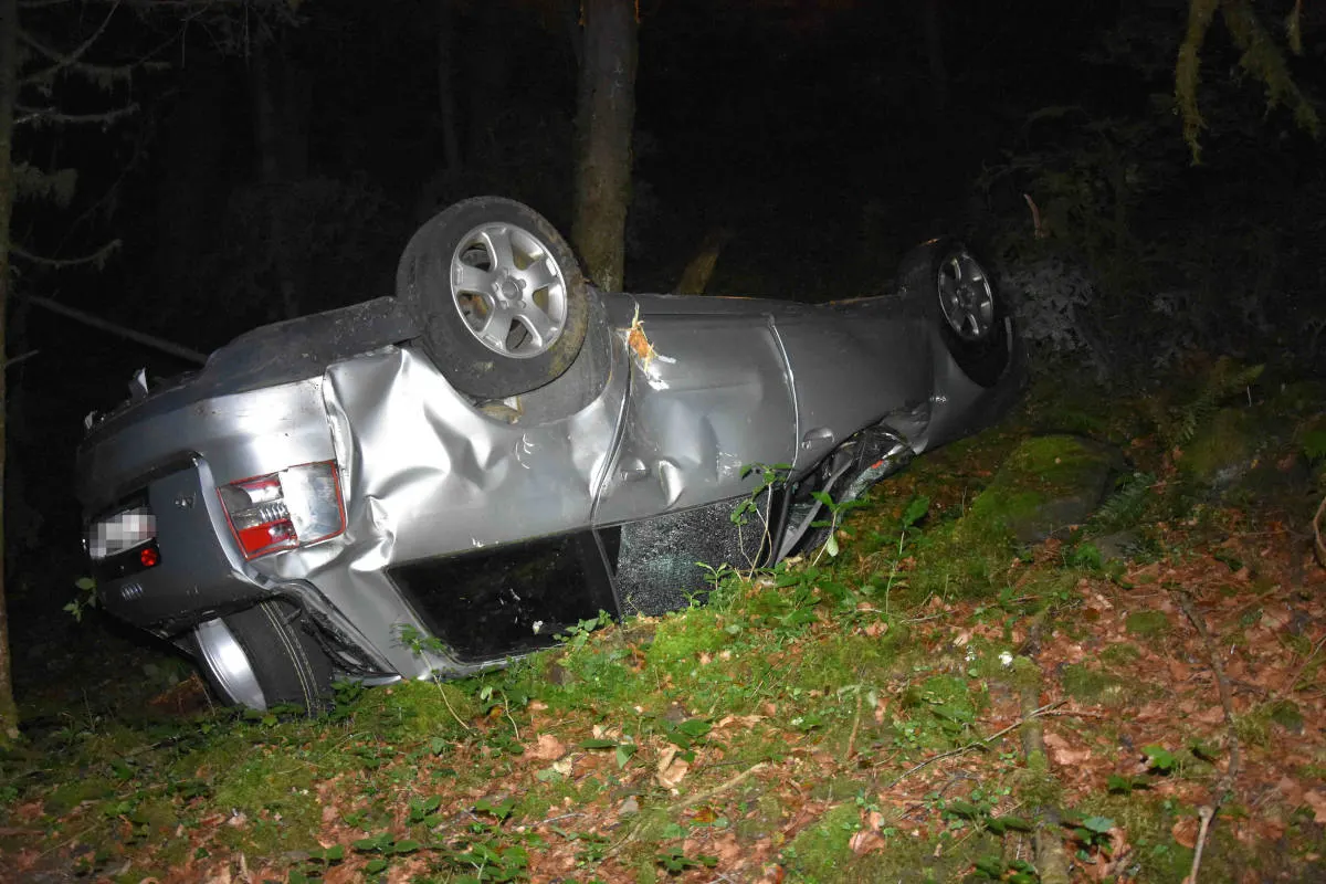 Schwerer Unfall in Uznach SG – Mit Auto im Tobel abgestürzt