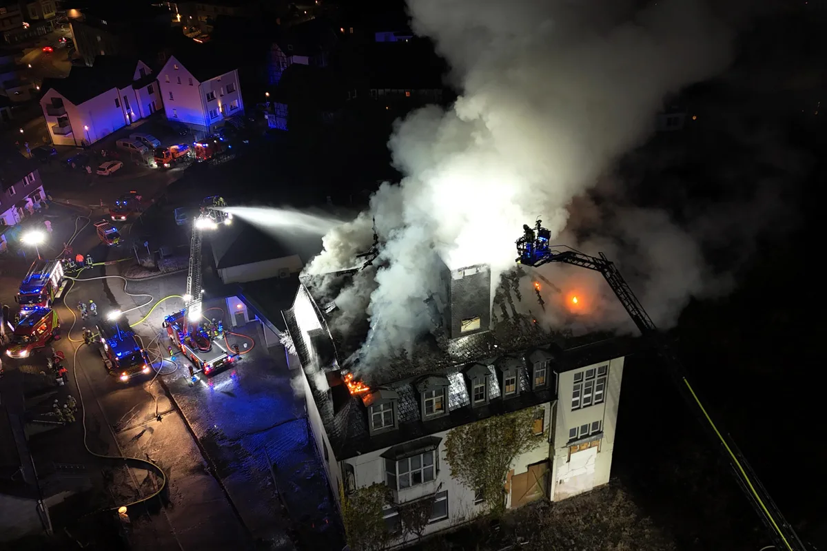 Olsberg – Dachstuhlbrand zerstört ehemaliges Krankenhaus