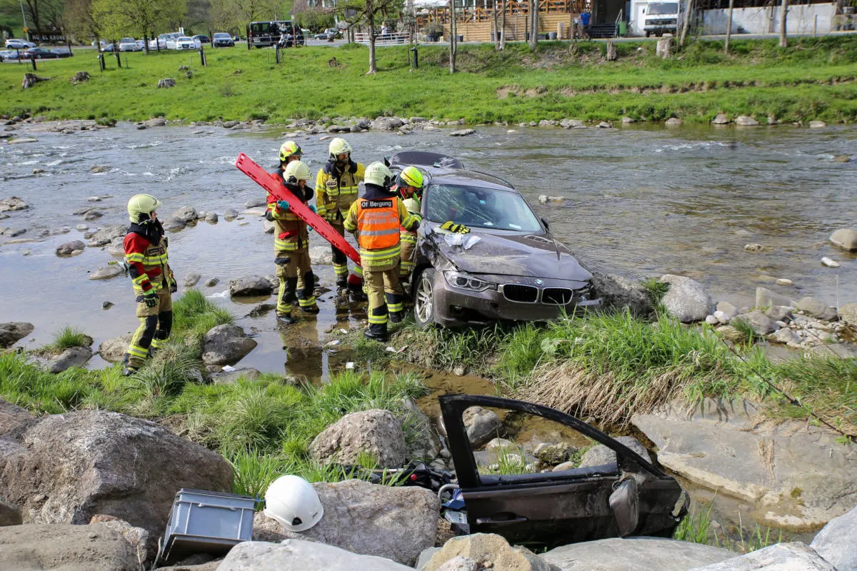 Neuheim ZG - Auto landet in der Sihl