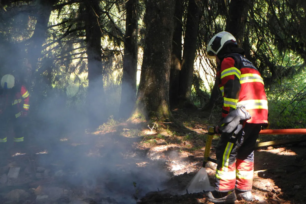 Bennau SZ - Mottbrand rasch eingeschwemmt - Behörden weisen auf Feuerverbot hin