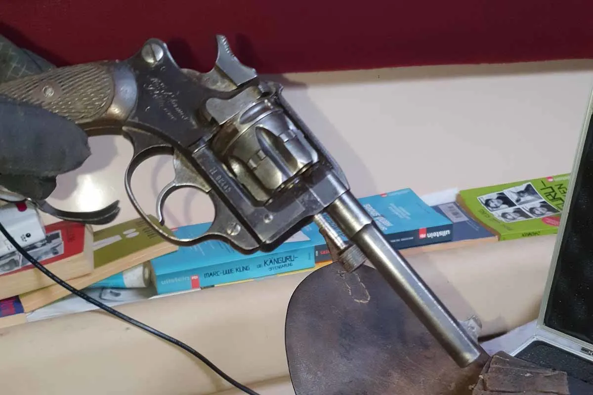 Erfolgreiche Durchsuchung eines Sportbootes in Karlsruhe- Zöllner finden Waffen und Heizöl im Tank