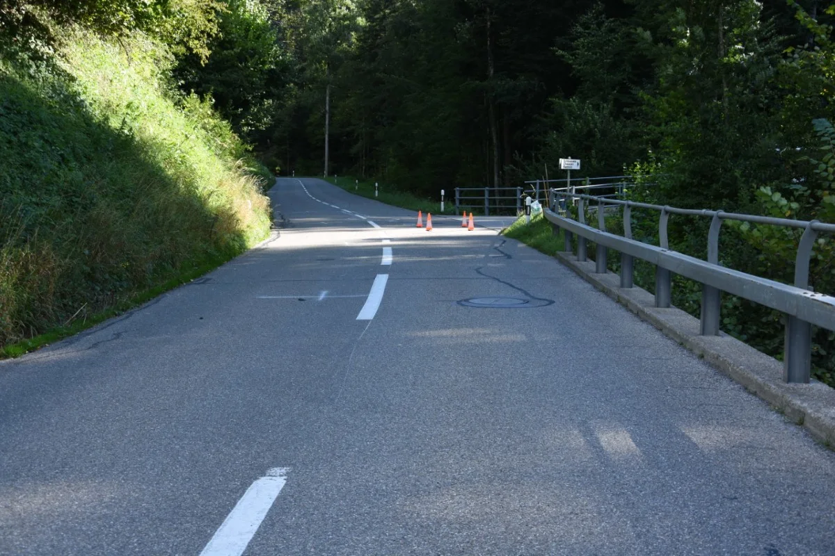 Drama in Hoffeld SG -  Ein 13-jähriges Mädchen auf dem Mofa kollidiert mit einem  Lieferwagen - schwer verletzt