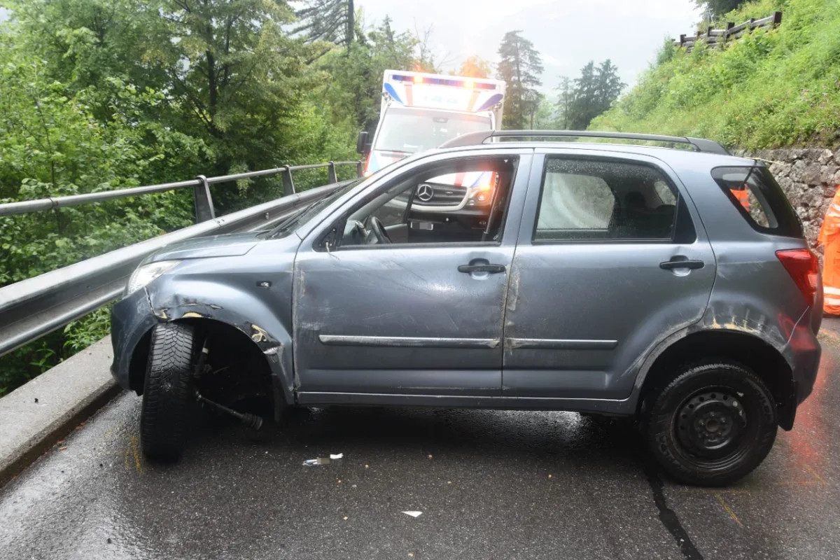 Selbstunfall in Amden SG - Auto überschlägt sich!
