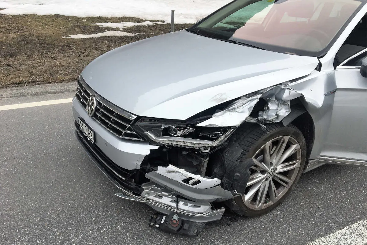 Matt GL – Beim Abbiegen in Gegenverkehr gekracht