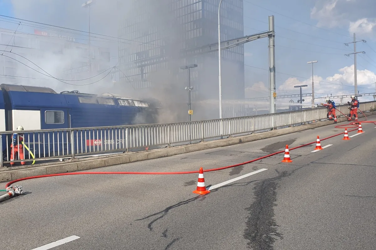 Feuerwehreinsatz in Altstetten ZH - Lokomotive am Bahnhof in Brand geraten
