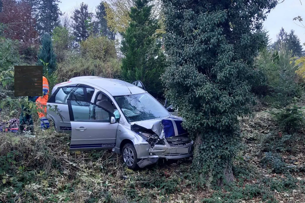 Auenstein AG - Autolenkerin fährt Abhang hinunter 