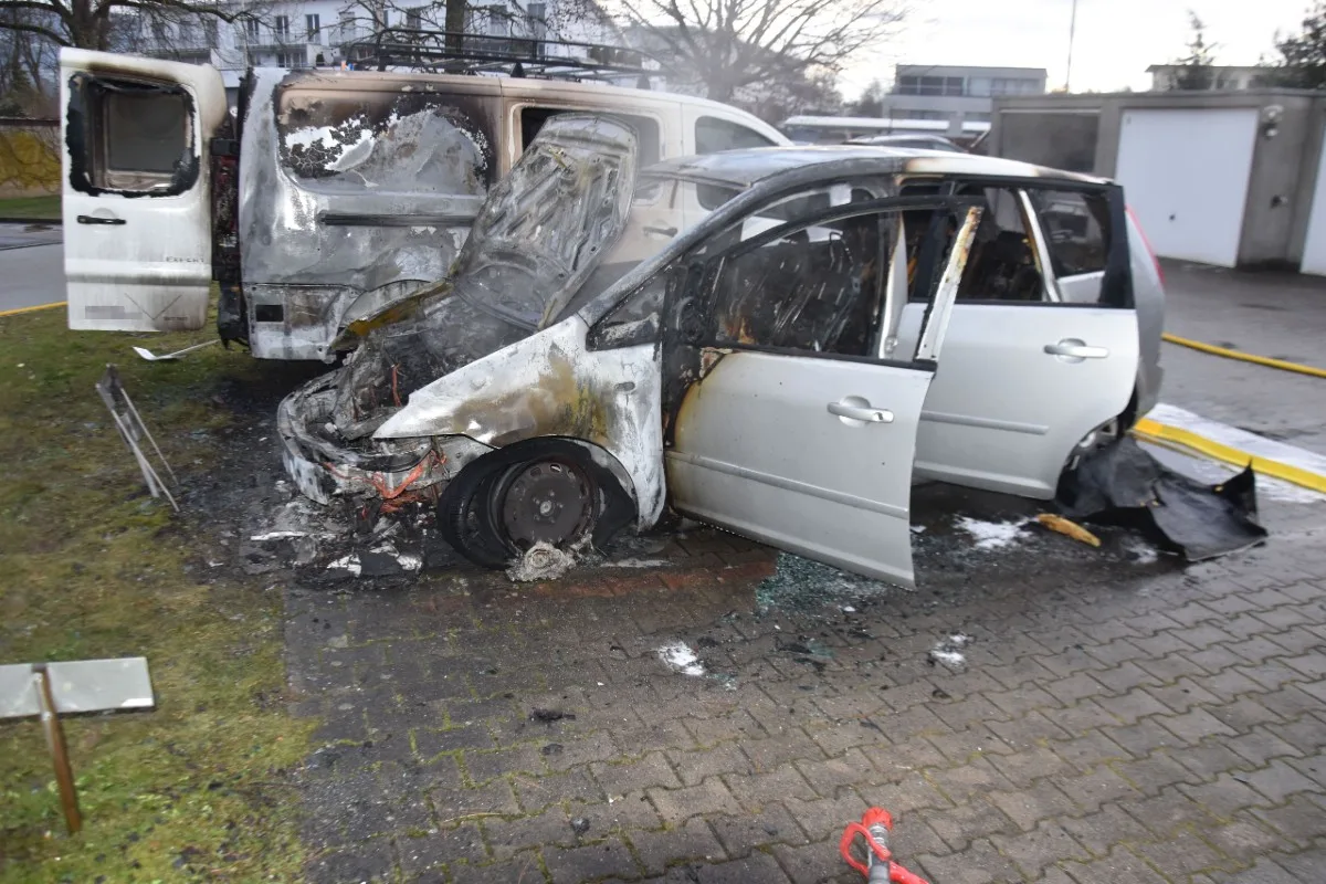 Luterbach SO – Mehrere Fahrzeuge fielen den Flammen zum Opfer