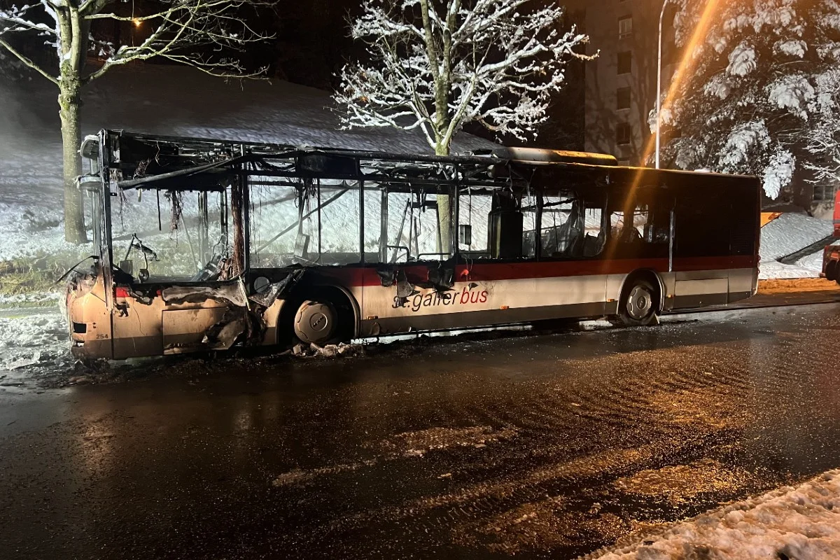 Stadt SG - Linienbus brennt aus