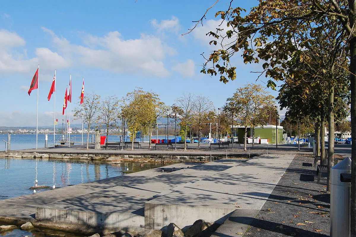 Lachen SZ - Passanten retten Kleinkind aus Zürichsee
