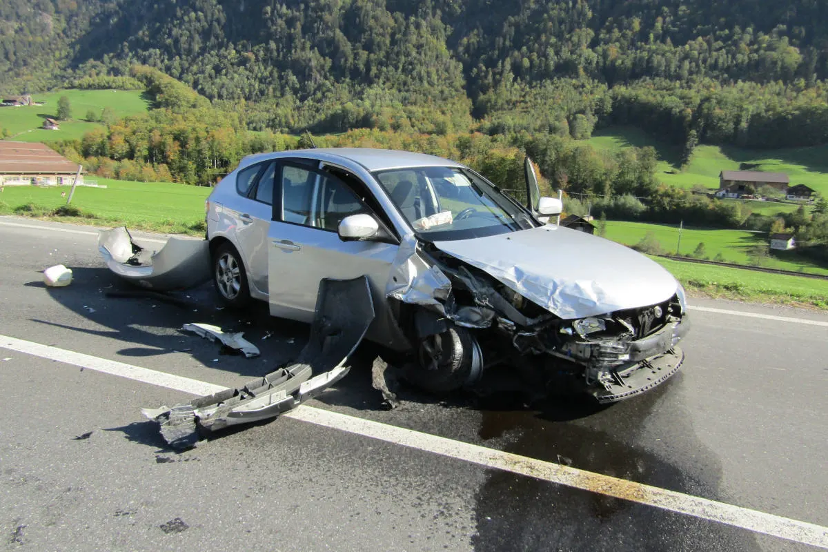 Mitlödi GL - Verkehrsunfall nach Sekundenschlaf