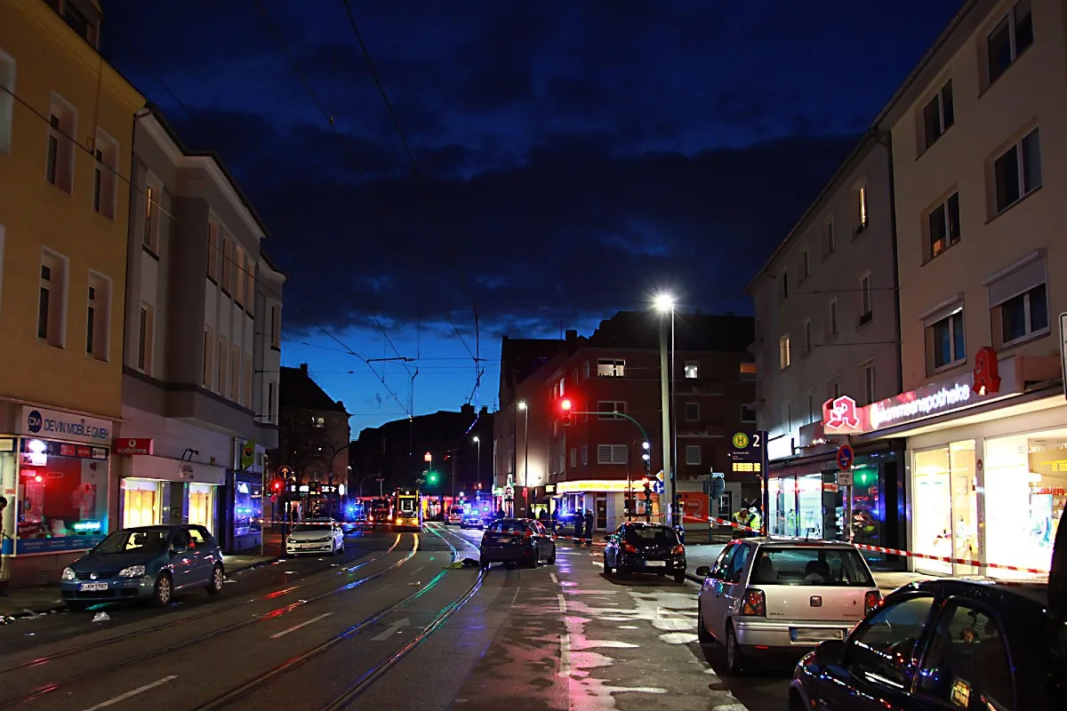 Essen - 81-Jährige erfasst mit Auto Eine Menschengruppe - 12 Verletzte - drei davon schweben in Lebensgefahr!