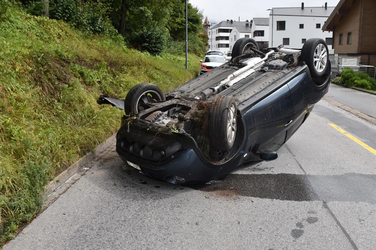 Flims - Personenwagen überschlägt sich an Böschung