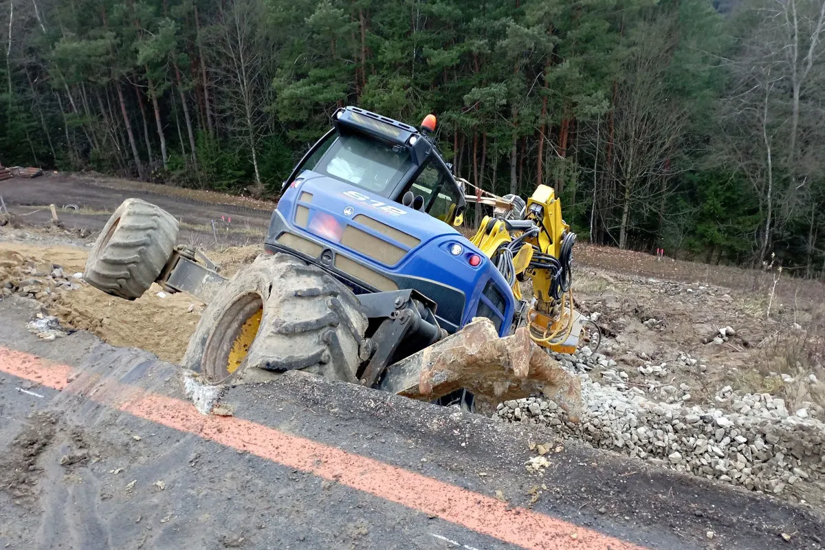 A2 Pinkafeld B – Bagger stürzt Böschung hinunter