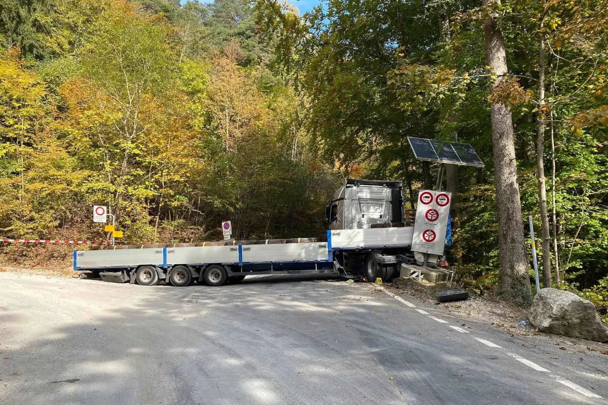 Drama in Oberdorf SO – Sattelmotorfahrzeug rollt rückwärts in 17-jährigen Motorradlenker und verletzt diesen tödlich